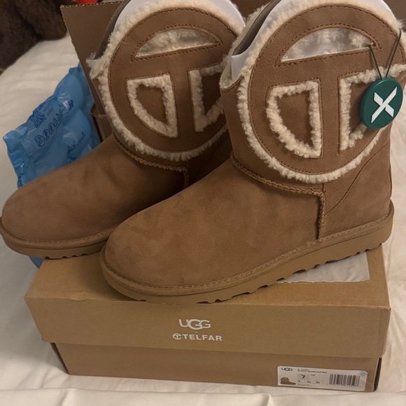 UGG Telfar Brown Shearling Boots
style runs big can fit woman 8.5 or 9 - Picture 10 of 11
